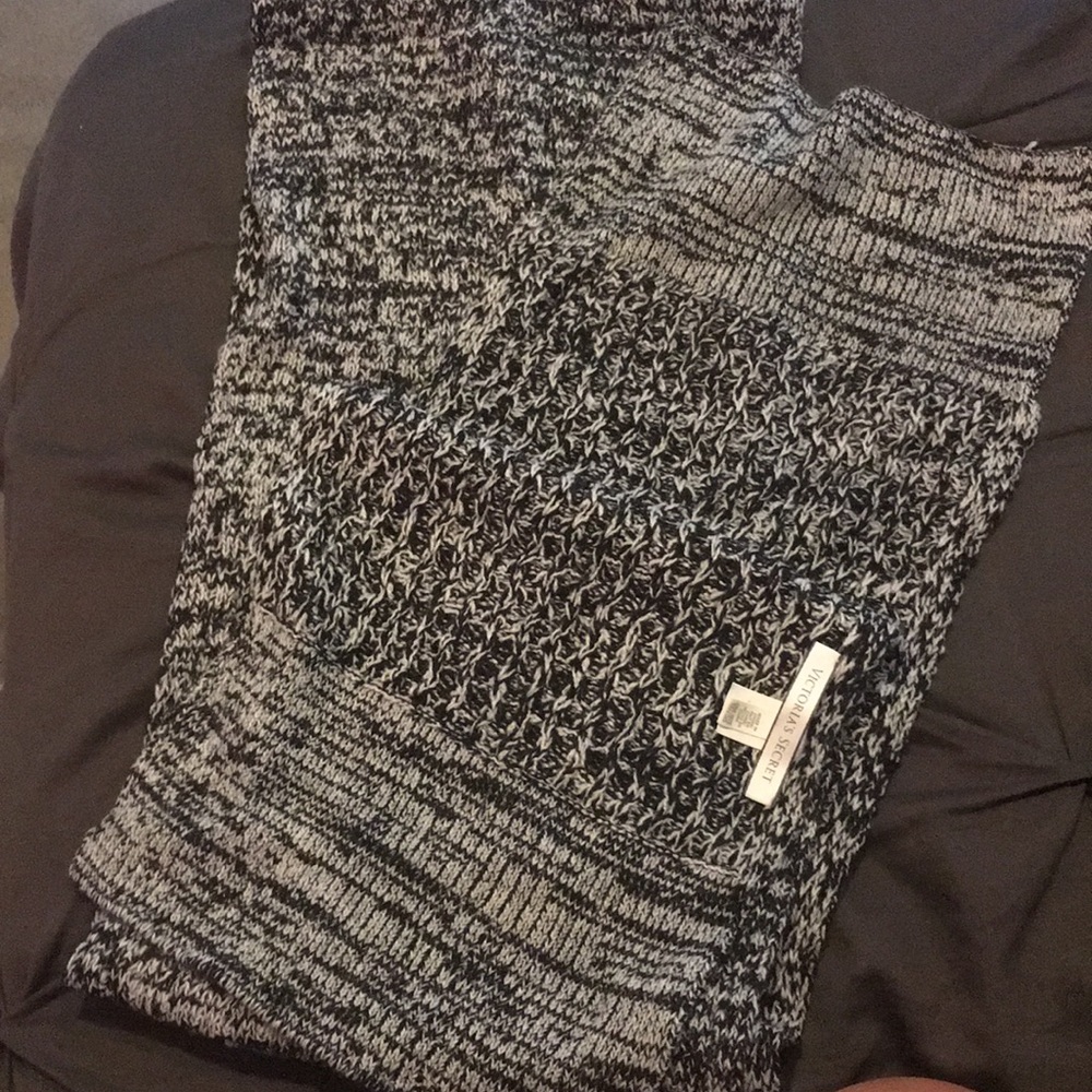 Black and white VS Scarf